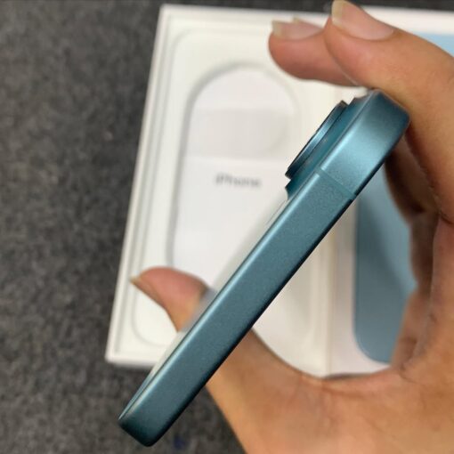iPhone 16 - Image 4