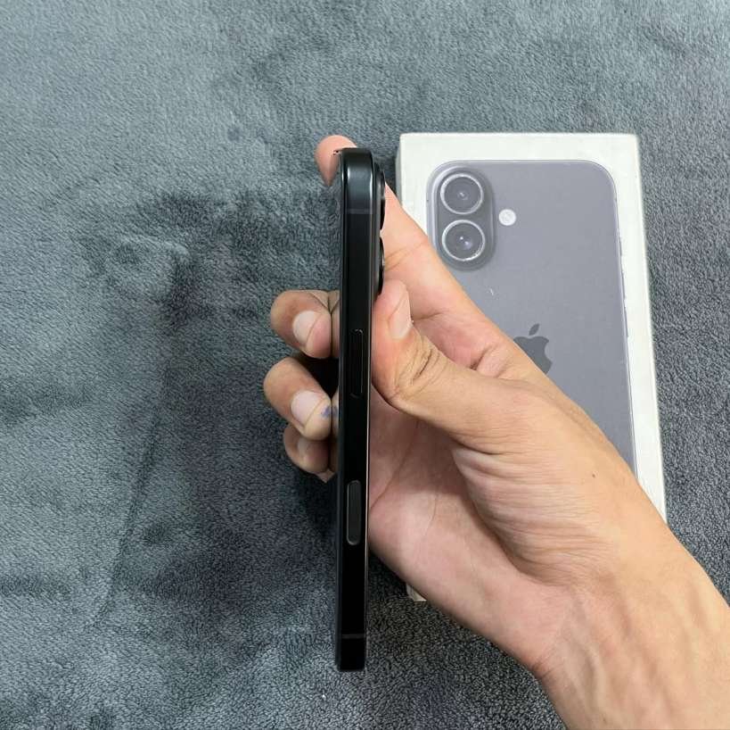 iphone-17-right-side-power-camera-control-button.jpg